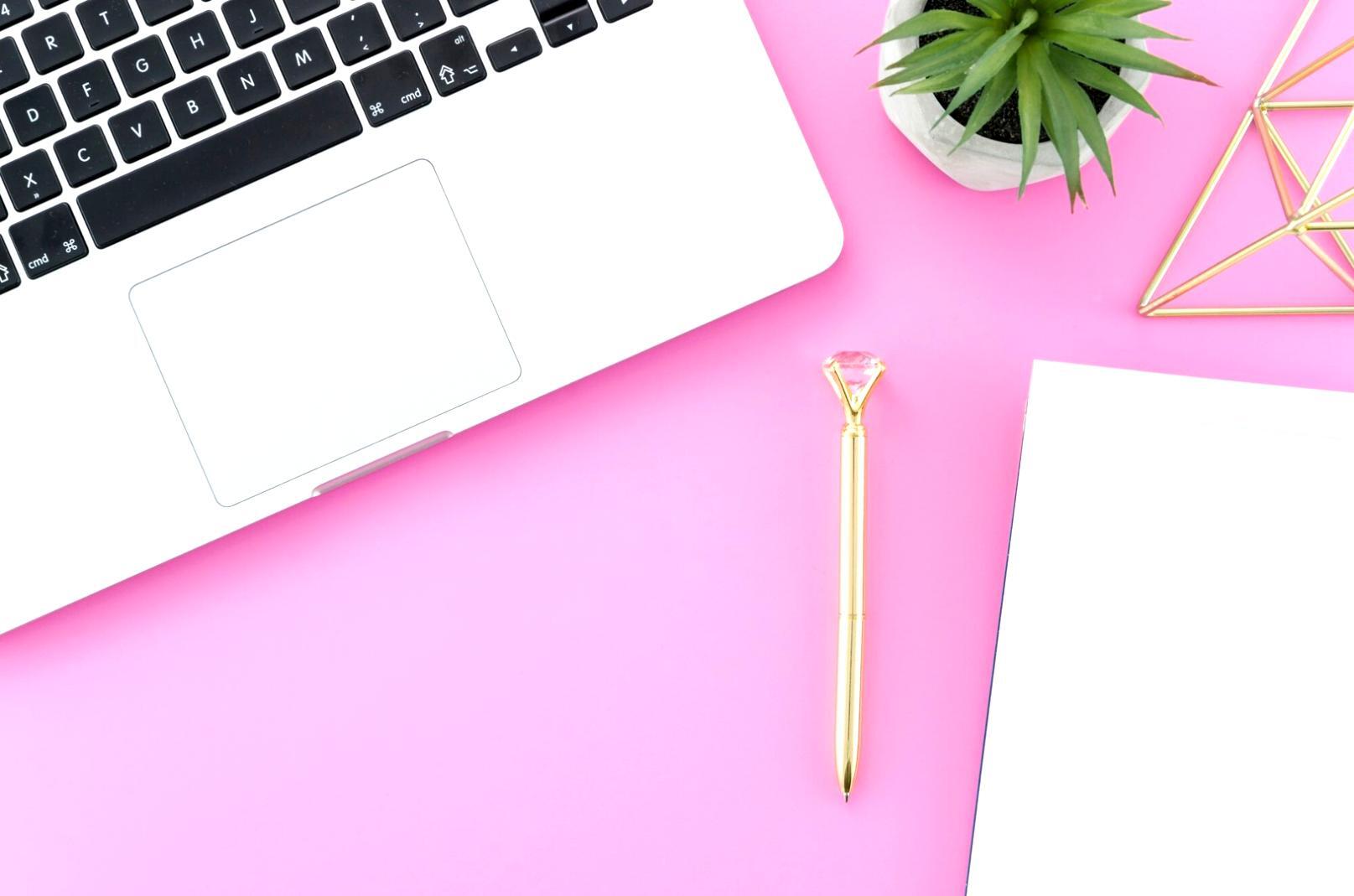 Environnement de travail professionnel pour la rédaction de contenu SEO